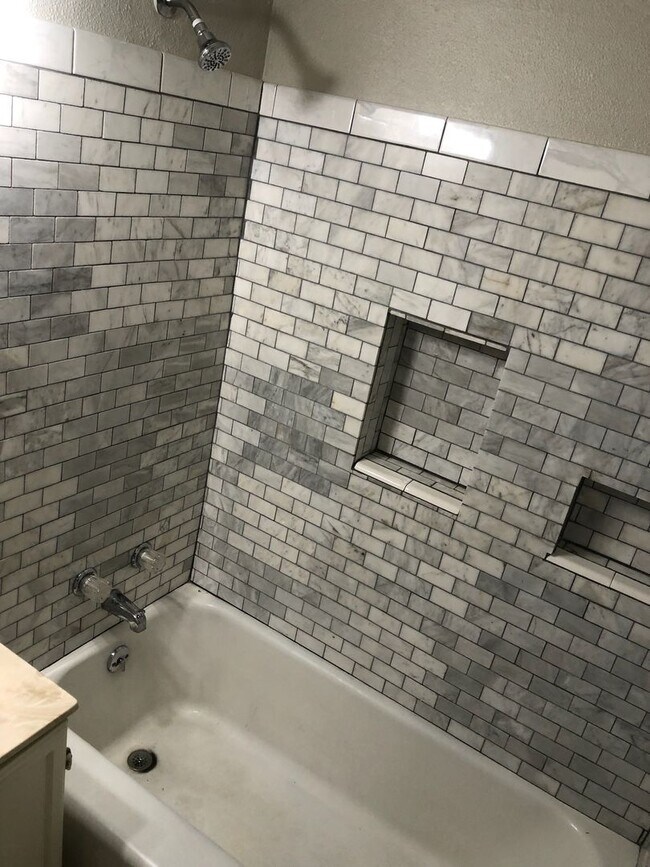 Foto del edificio - Two Bedroom One Bath Duplex Available in S...