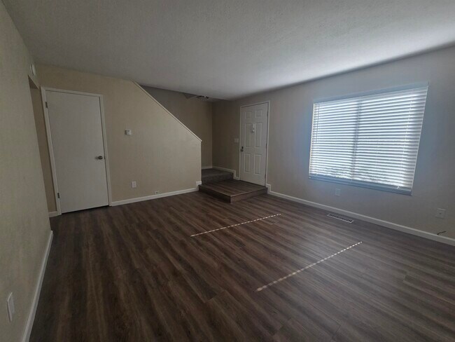 Foto del edificio - 20077 Redwood Rd