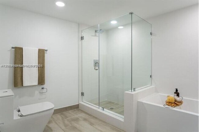 Foto del edificio - 9261 E Bay Harbor Dr