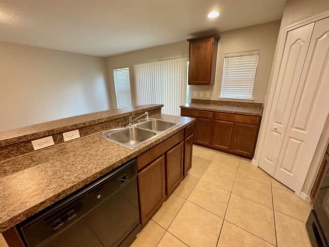 Foto del edificio - Gorgeous 3 Bedroom, 2.5 Bath Townhouse in ...