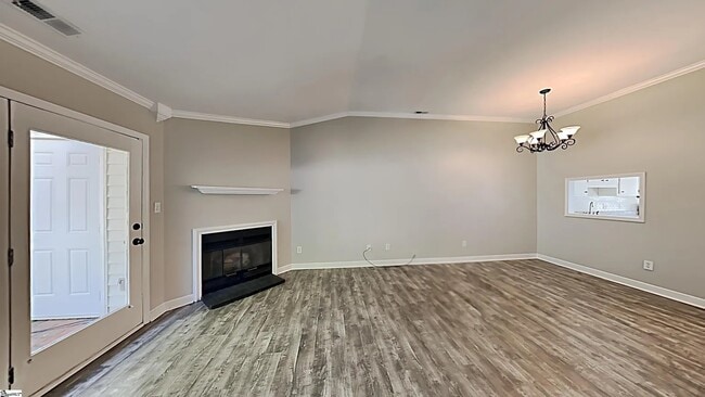 Building Photo - 2 Somersett Dr