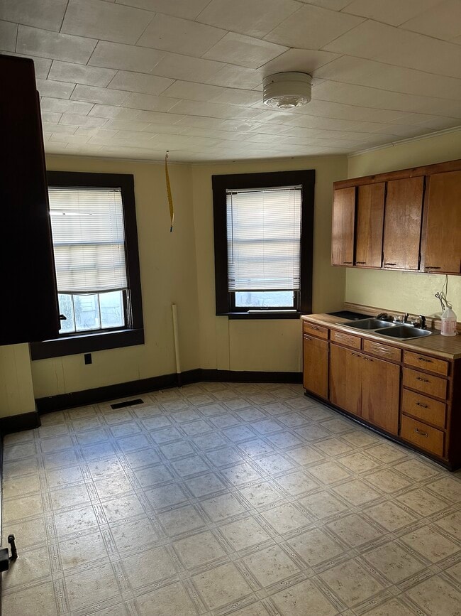 Building Photo - 502 E 4th St