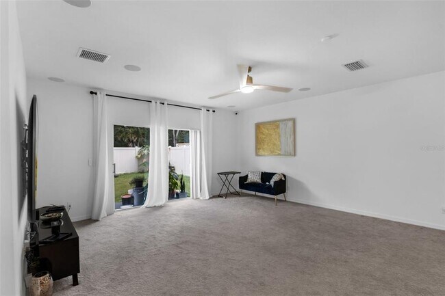 Foto del edificio - 5253 Royal Point Ave