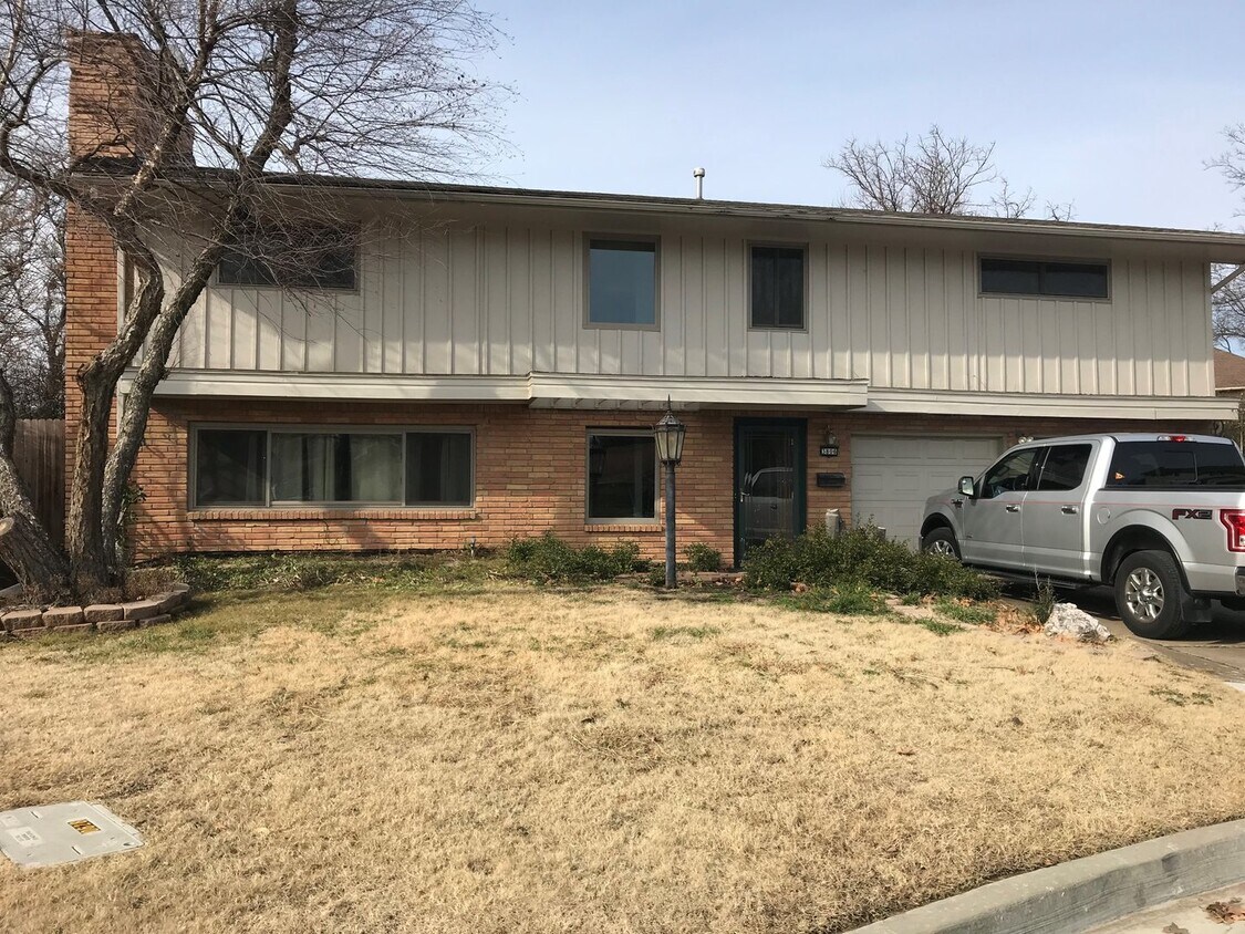 Primary Photo - Midtown Hidden Gem With Lots of Space!