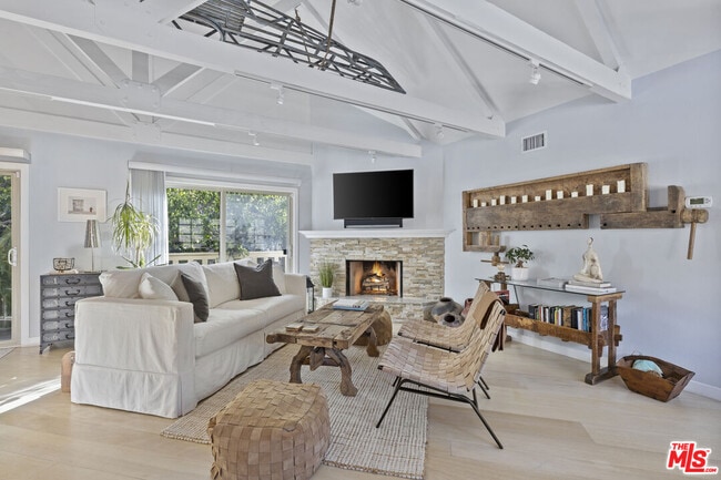 Foto del edificio - 1362 Palisades Beach Rd