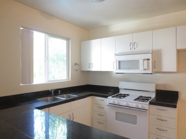Foto del edificio - 5860 Hazeltine Ave
