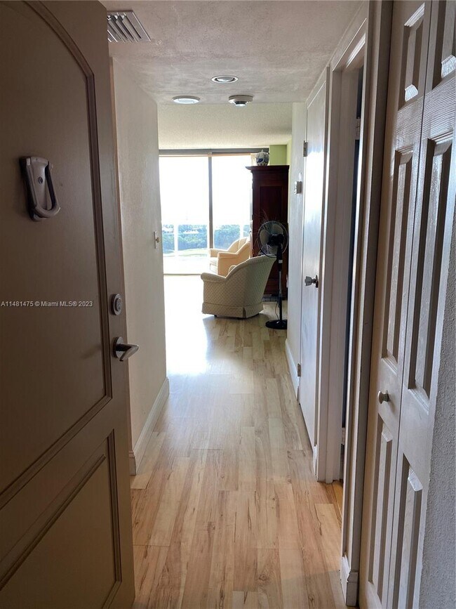 Foto del edificio - 3675 N Country Club Dr