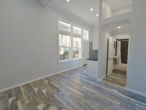 Building Photo - 518 7th St