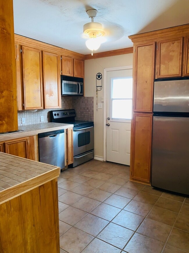 Building Photo - Charming 2-Bedroom Home with Large Backyard, Covered Patio & Workshop-Calallen Area