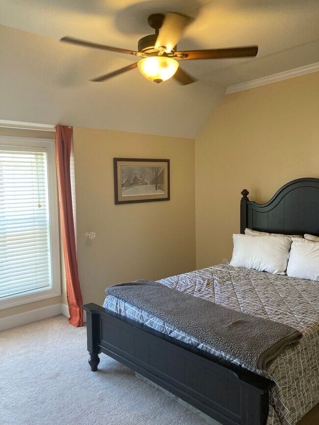 Building Photo - Beautiful 3 Bedrm, 3.5 Bath townhouse with...
