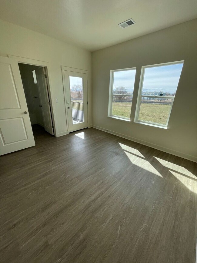 Foto del edificio - 2 Weeks Free Rent – 1 Bed 2 Bath Townhome in Clearfield w/ Flex Room!