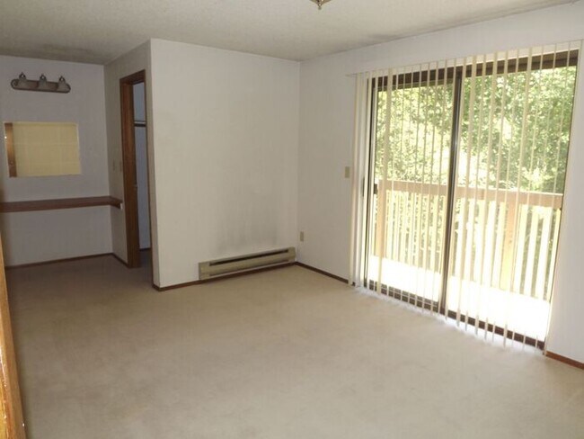 Foto del edificio - Nice 2 Bedroom Upper Unit In 4-PLex!