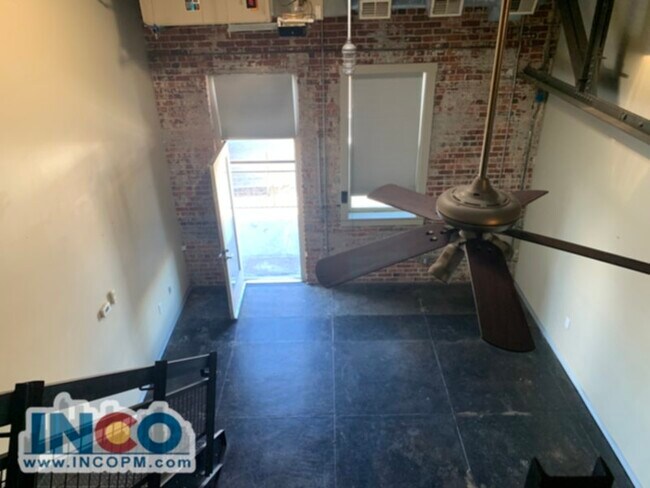 Building Photo - Spacious 1 bedroom loft