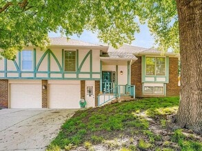 Building Photo - Spacious Shawnee Home Near Mill Creek Streamway Park