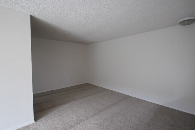 Building Photo - 3014 NE 78th Ave