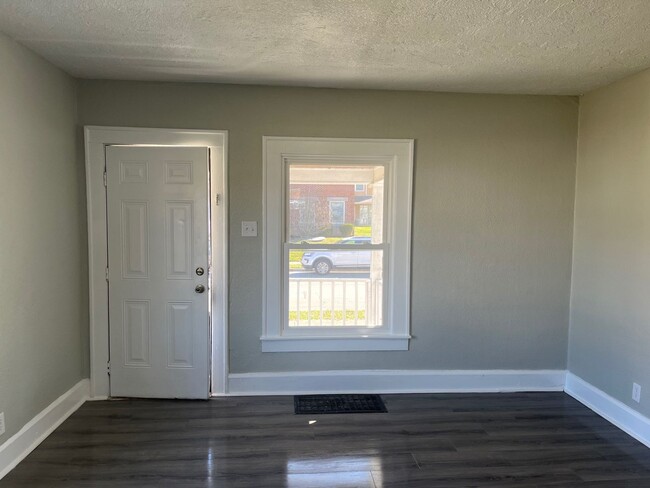 Foto del edificio - 2107/2105 central ave