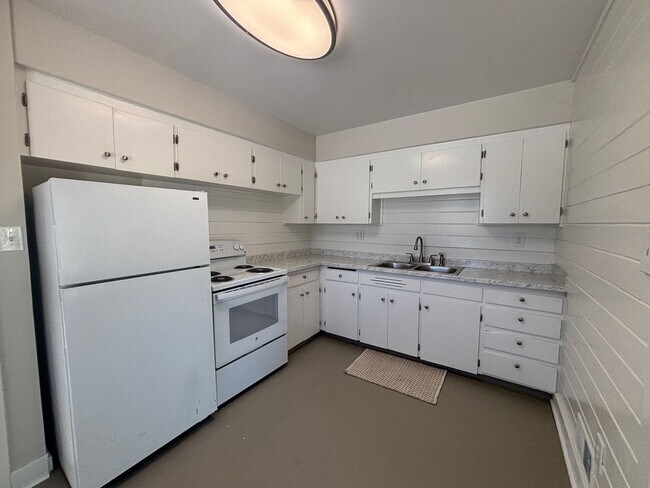 Building Photo - Spacious Four Bedroom Single Family Home