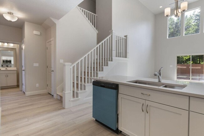 Foto del edificio - BRAND NEW HURRICANE TOWNHOME