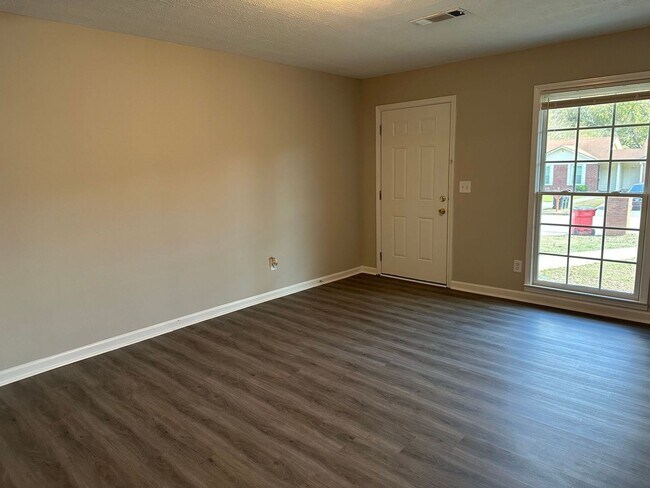 Foto del edificio - Freshly Renovated 2BR/1BA Duplex in Conyers Location!
