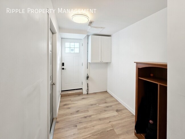 Photo du bâtiment - SPACIOUS 2 BEDS, 2 BATHS LOWER SUITE | PRIVATE GROUND-LEVEL ENTRY | INTERNET INCLUDED