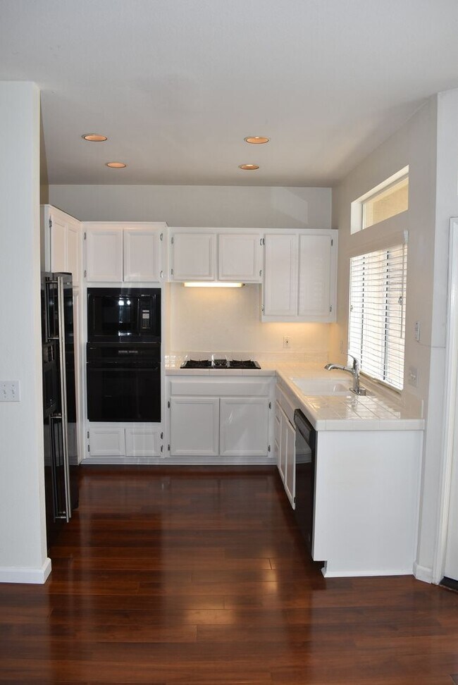 Foto del edificio - 2 Bed/ 2.5 Bath- Dual Master Townhome in U...
