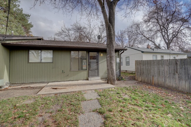 Building Photo - 2 bedroom, 1 bath duplex in the North End.