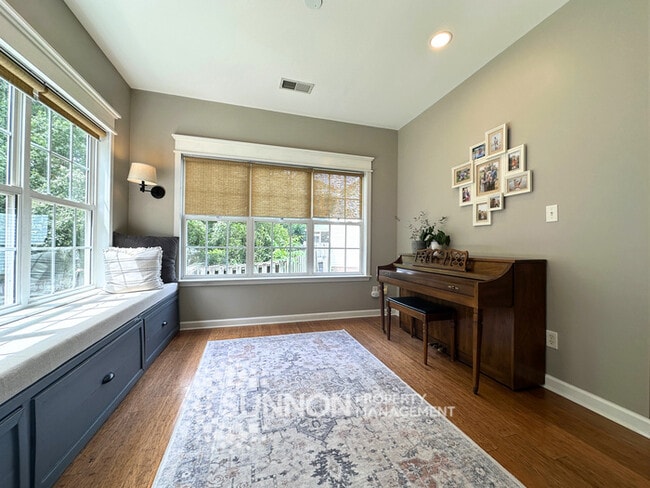 Foto del edificio - Spacious 3 bed, 2.5 bath with large bonus