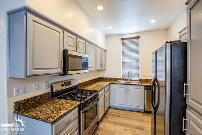 Foto del edificio - Beautiful 3Bdm 2.5Ba Home in Gated Communi...