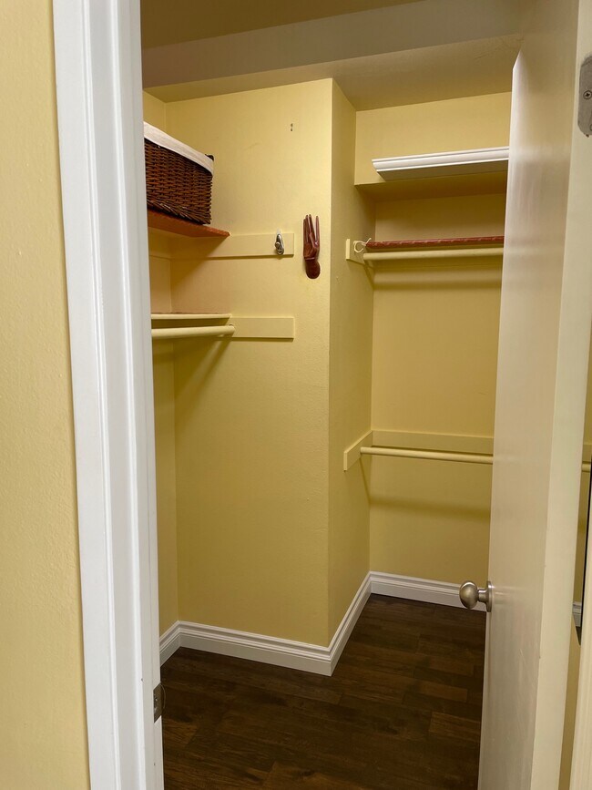 walk-in classet - 1756 Essex St