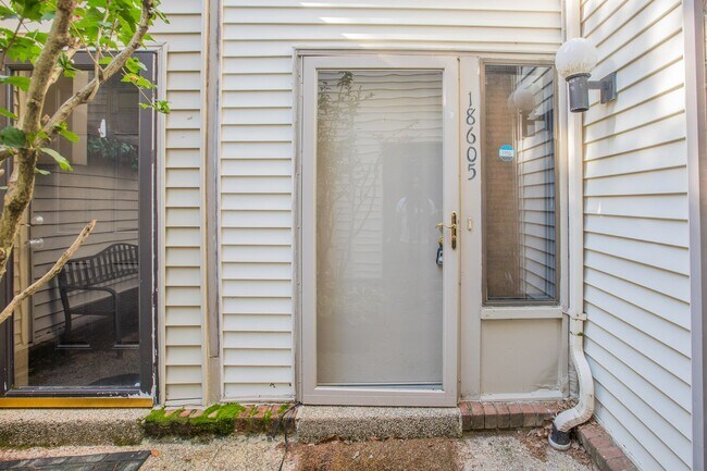 Building Photo - Charming 2 BR/1.5 BA Townhome in Montgomer...