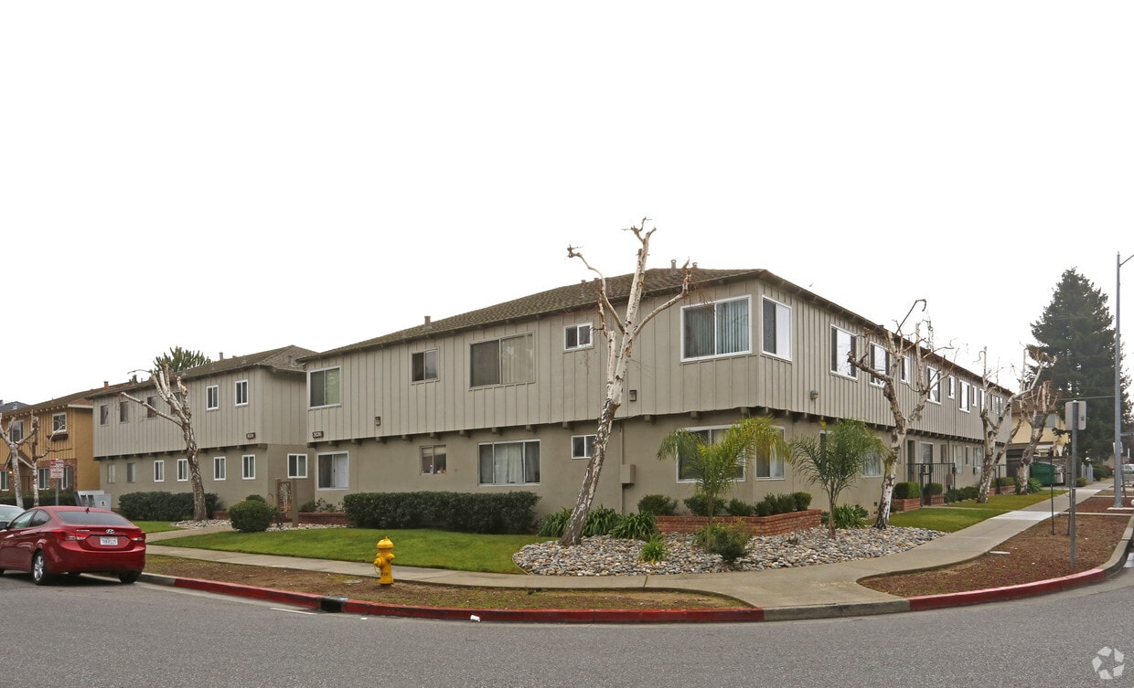 Primary Photo - Birchwood Apartments