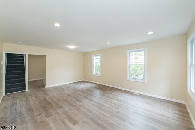 Foto del edificio - 55 Lakeside Ave