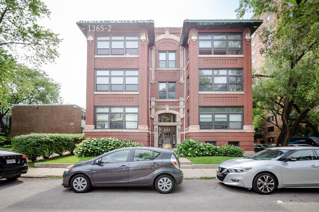 Building Photo - Charming 2BR Hyde Park Unit w/Heat, Gas & ...