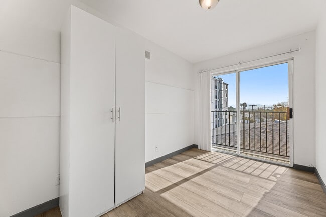 Building Photo - 1540 S Fairfax Ave