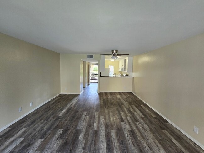 Building Photo - Orange Tree: Lower 1 Bedroom 1 Bath,