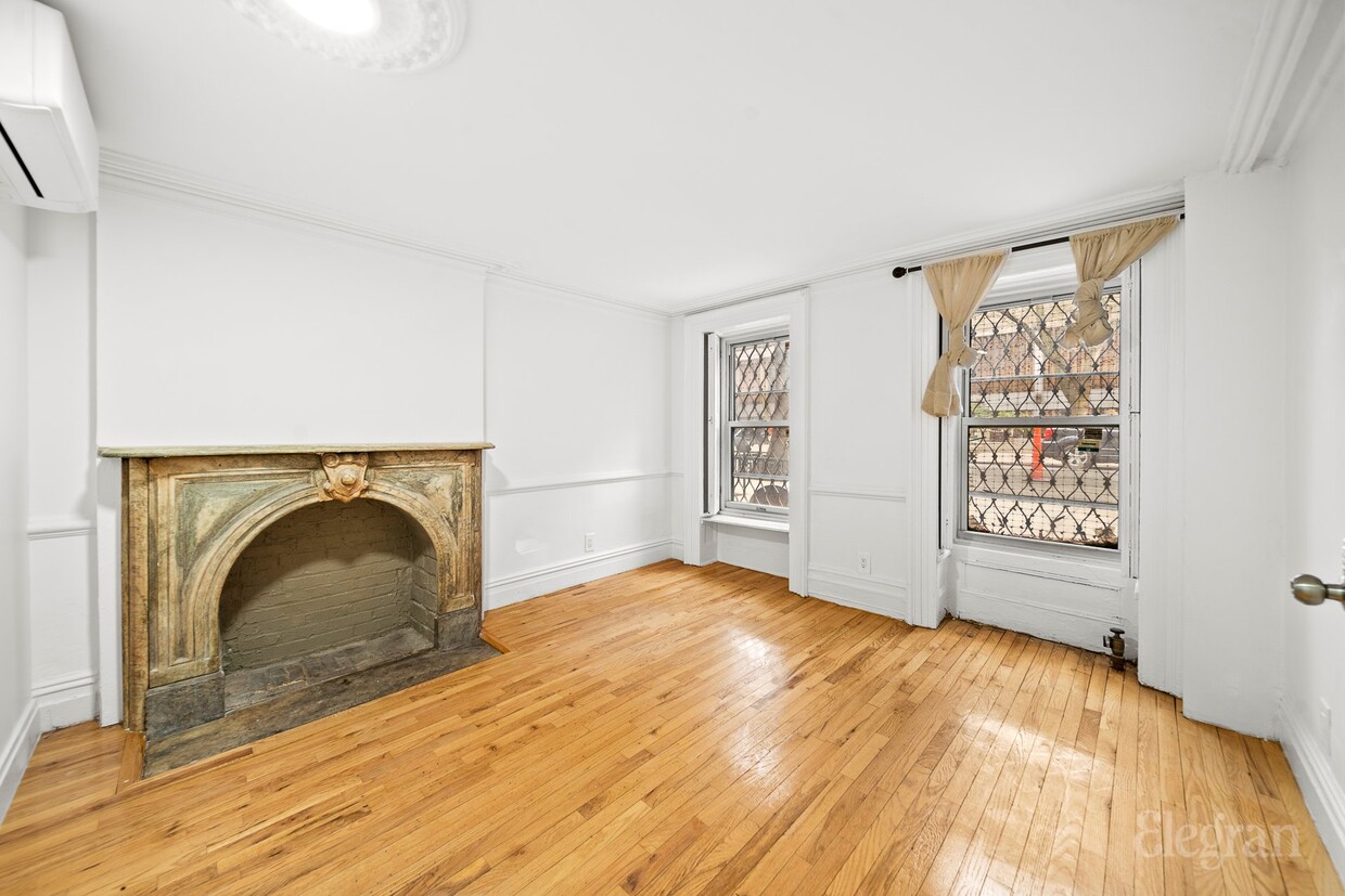 Foto principal - 439 W 43rd St