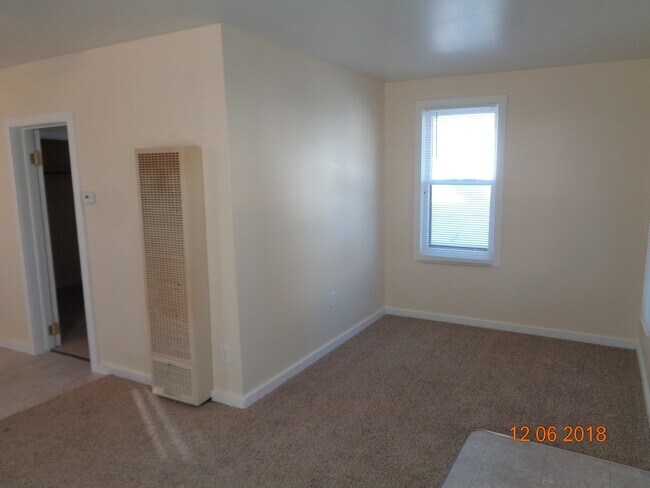 Building Photo - 2 Bedroom House with an Oversized 1 Car Ga...