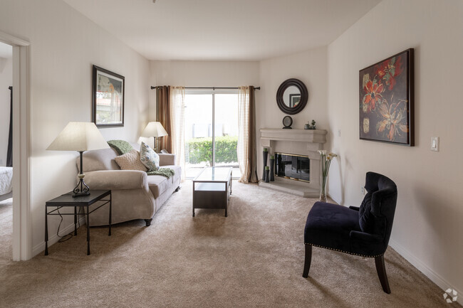 1BR, 1BA - 655 SF - Crescent Heights Luxury Apartment Homes