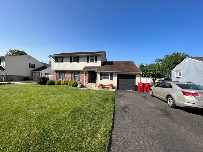 Building Photo - Large Warminster Single home 4 bedrooms 3 ...