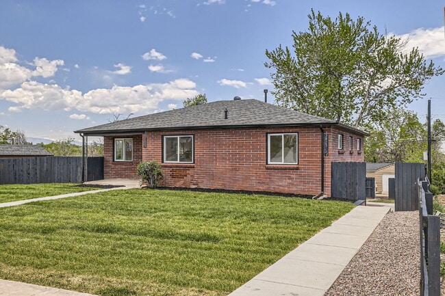 Building Photo - Beautifully Updated Duplex