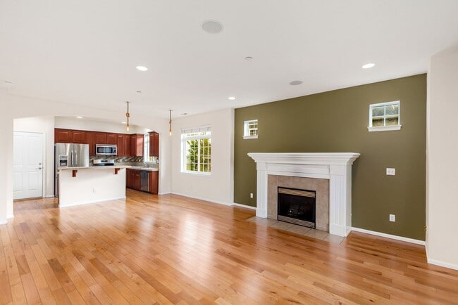 Building Photo - Issaquah Highlands 2 Bedroom 2.5 Bath Townhouse