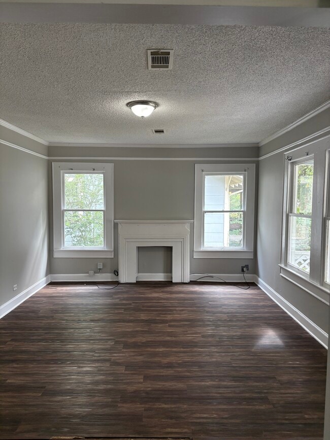 Building Photo - 2233 E 4th St