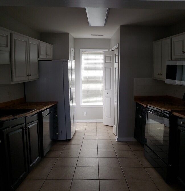 Building Photo - 804 Hitchcock Way