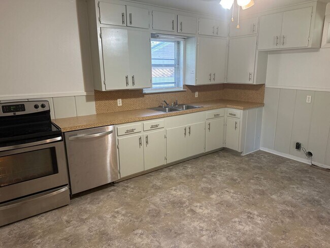 Building Photo - 3 Bedroom Home with Large Backyard near An...