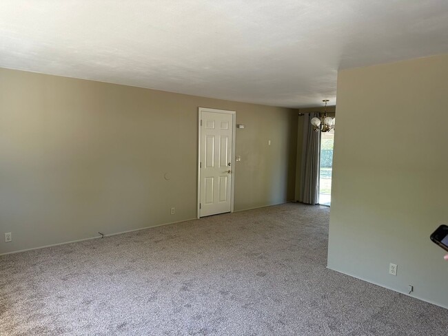 Building Photo - 3 Bedroom ~ 1 Bathroom House with Large Yard!