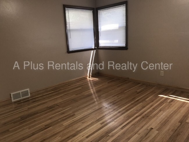 Building Photo - Huge 4+ BD corner house for rent!