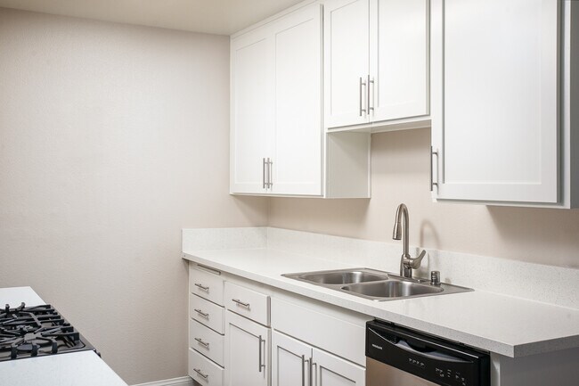 Foto del edificio - The Courtyards Apartments