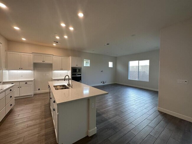 Building Photo - 200 Chinook Dr