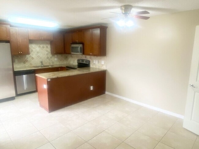 Building Photo - Spacious 2 bedroom 2 bathroom Townhome