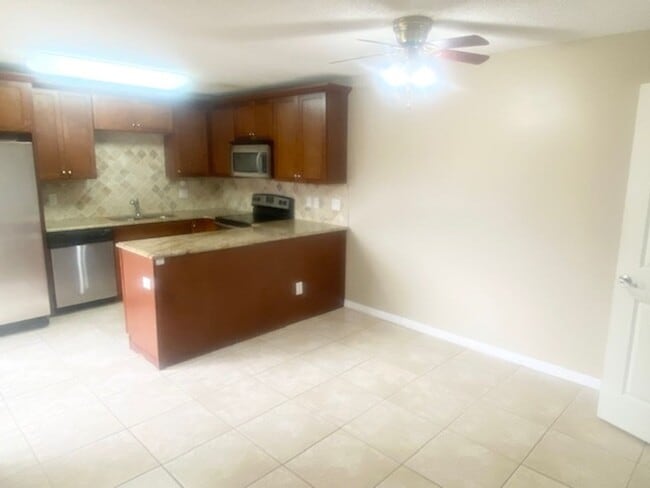 Foto del edificio - Spacious 2 bedroom 2 bathroom Townhome